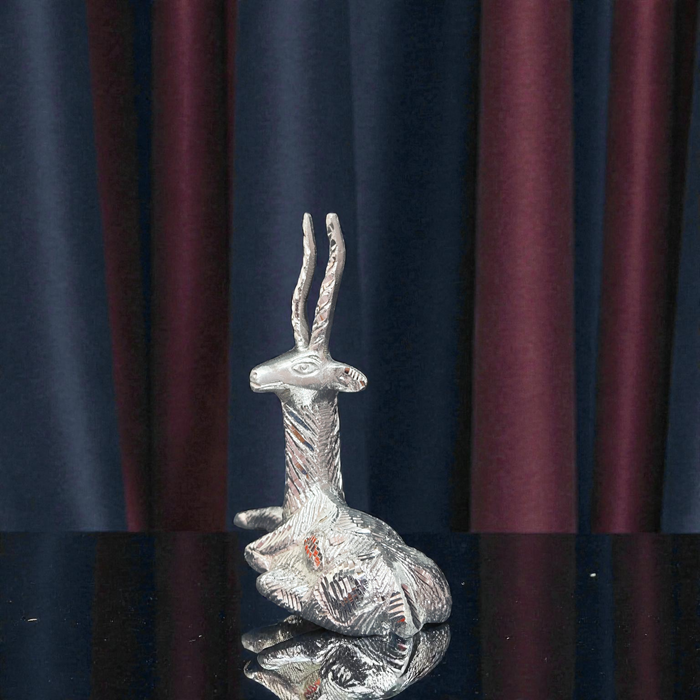 Elegant White Metal Sitting Deer Showpiece – Decorative Antelope Figurine with Silver Finish for Home & Office Decor