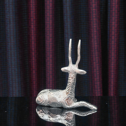 Elegant White Metal Sitting Deer Showpiece – Decorative Antelope Figurine with Silver Finish for Home & Office Decor