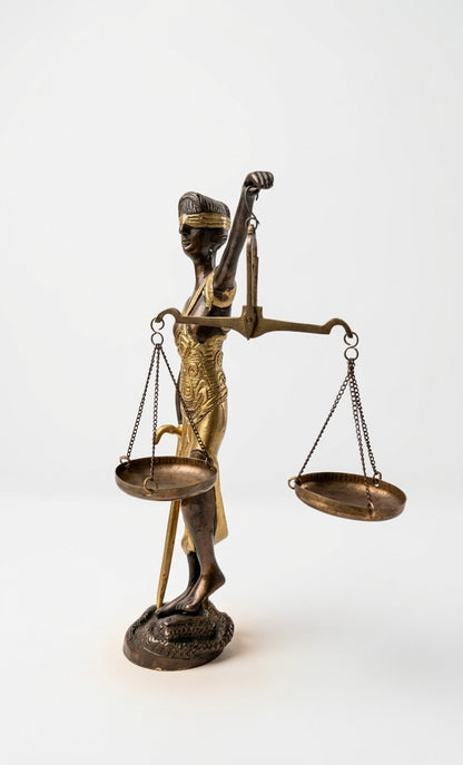 Handcrafted Brass Lady Justice Statue – Antique Finish Scales of Justice Figurine for Home, Office & Legal Décor(Height-9.5inch,Length-6.5inch,Breadth-2.5inch)